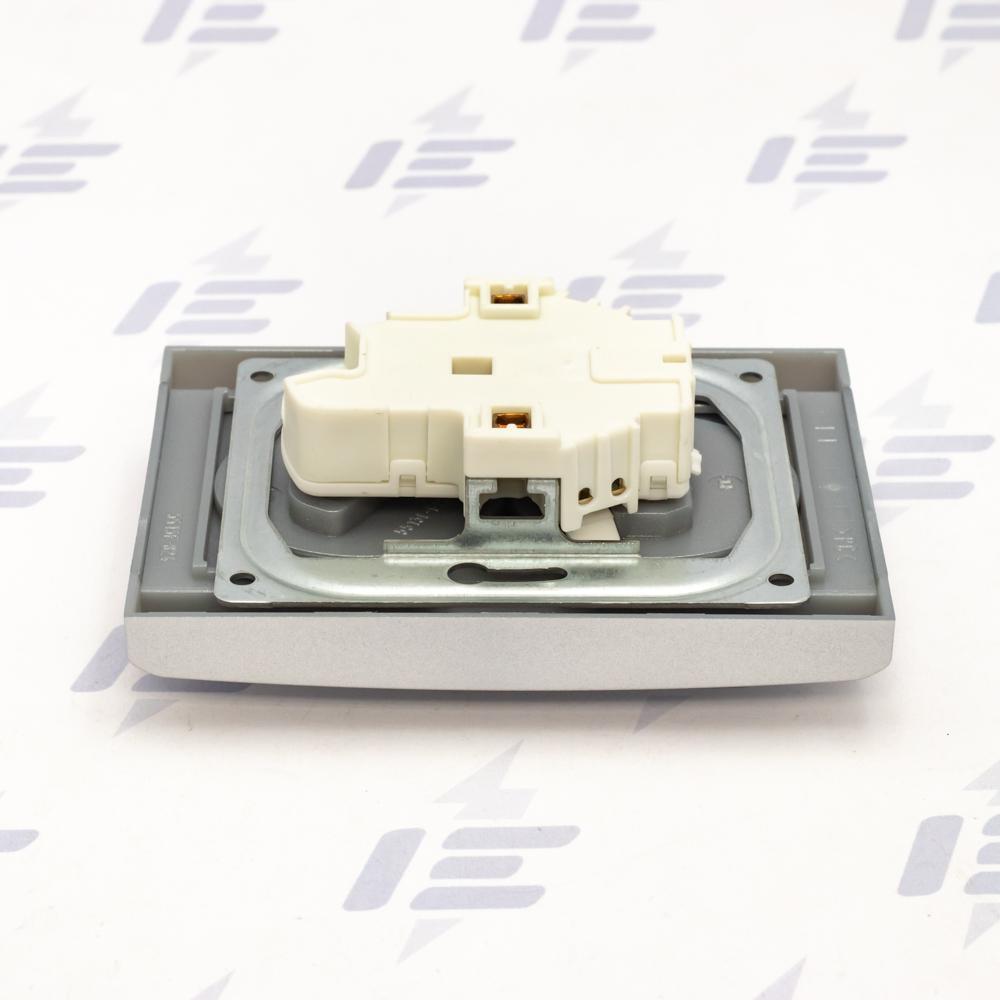 5513F-C02357 08 Zásuvka dvojnásobná chráněná s clonkami, bezšroub. svorky