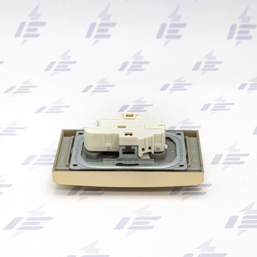 5513F-C02357 33 Zásuvka dvojnásobná chráněná s clonkami, bezšroub. svorky