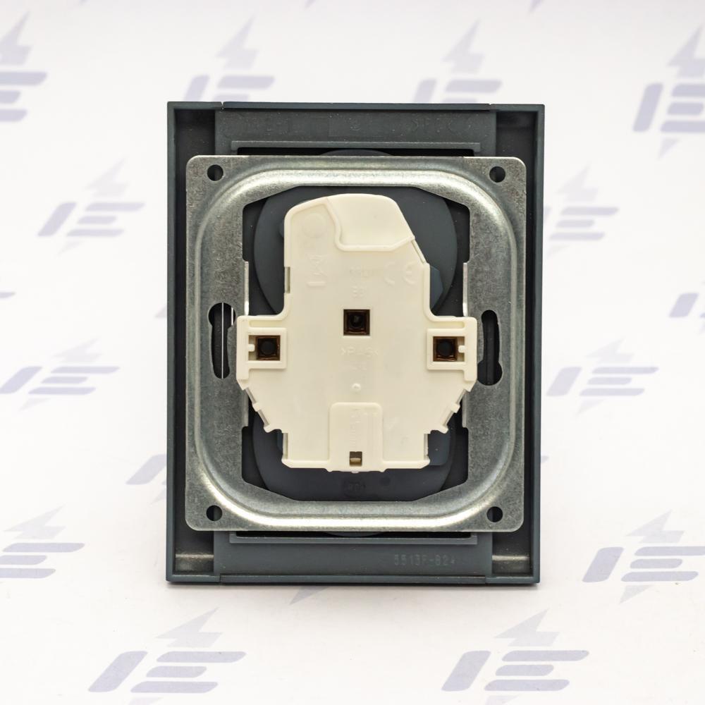 5513F-C02357 34 Zásuvka dvojnásobná chráněná s clonkami, bezšroub. svorky