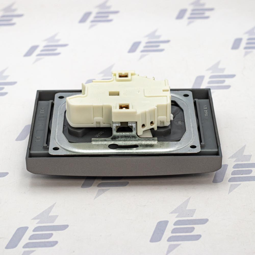 5513F-C02357 36 Zásuvka dvojnásobná chráněná s clonkami, bezšroub. svorky