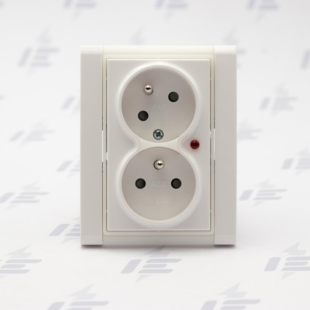 5593F-C02357 01 Zásuvka 2násobná s natoč. dutinou, s přep. ochr., s optickou sig.