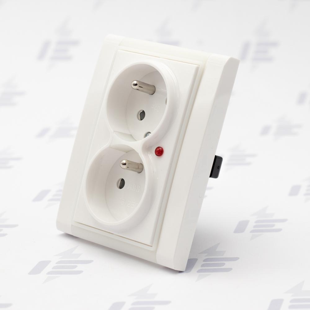 5593F-C02357 01 Zásuvka 2násobná s natoč. dutinou, s přep. ochr., s optickou sig.