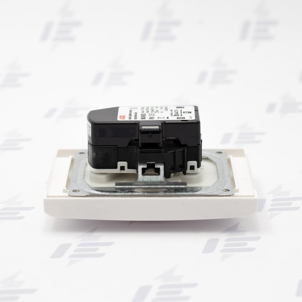 5593F-C02357 01 Zásuvka 2násobná s natoč. dutinou, s přep. ochr., s optickou sig.