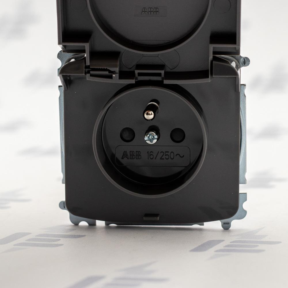 5519A-A02997 S2 Zásuvka jednonásobná s clonkami, s víčkem, IP44, bezšroubové svorky