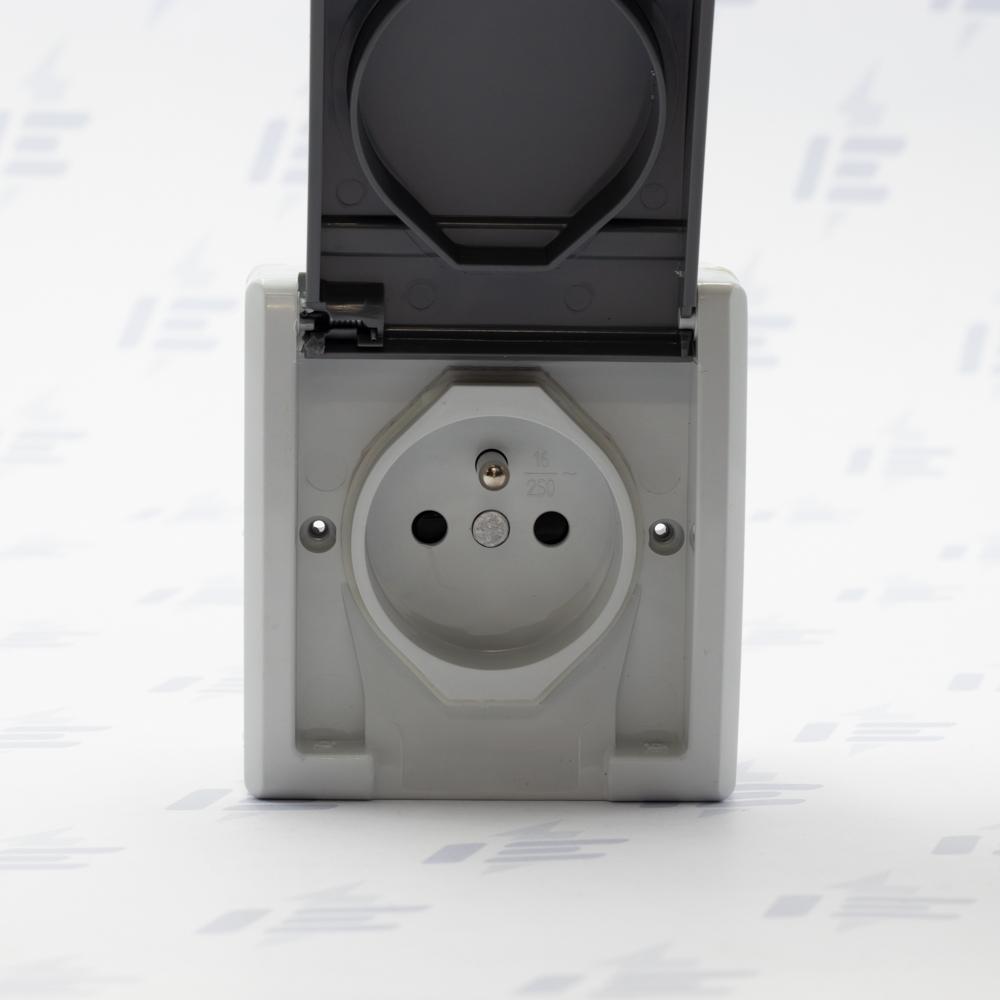 19082 ATLAS IP55 Zásuvka 2P+PE s ochr. kolíkem, šedá