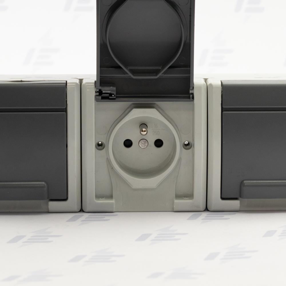 19084 ATLAS IP55 Zásuvka 3x 2P+PE, 3-násobná vodorovná s ochr. kolíkem, šedá