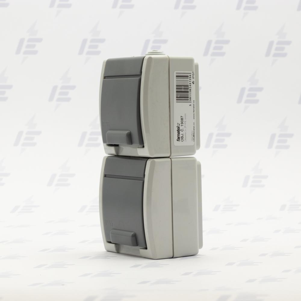 19087 ATLAS IP55 Zásuvka 2x 2P+PE, 2-násobná svislá s ochr. kolíkem, šedá