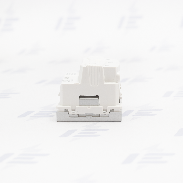 NU303930E Unica - Zásuvka 250V/16A 2P+E, clonky, šroubová, Aluminium