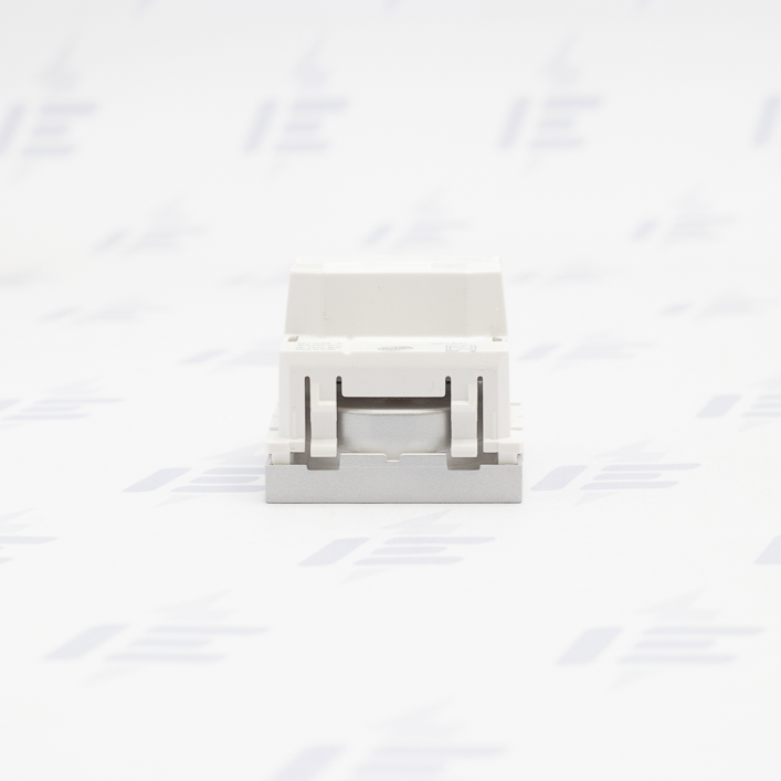 NU303930E Unica - Zásuvka 250V/16A 2P+E, clonky, šroubová, Aluminium