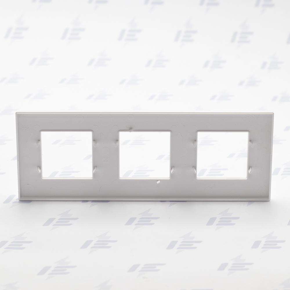 MGU2.706.18 Unica Quadro - Krycí rámeček trojnásobný, Polar