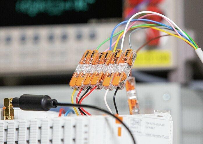 221-2411 Spojovací Wago svorka 221-2411 s páčkou