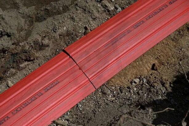 Kabelová krycí deska DEKAB 300/2 červená PVC (1m)