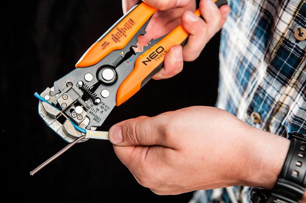 Stahovač na izolace konektorů, v boxu s konektory NEO tools