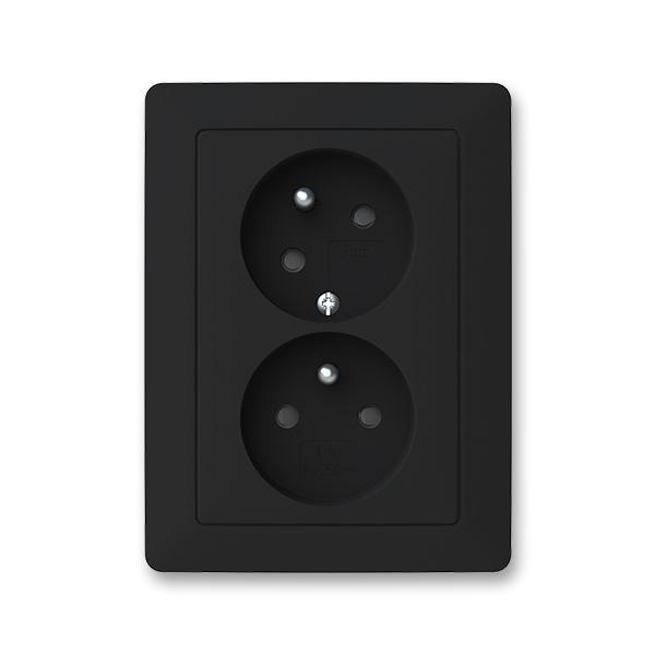 Zásuvka dvojnásobná s ochr. kolíky, s clonkami, s natočenou dutinou