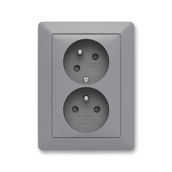 Zásuvka dvojnásobná s ochr. kolíky, s clonkami, s natočenou dutinou