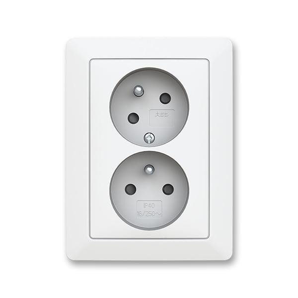 Zásuvka dvojnásobná s ochr. kolíky, s clonkami, s natočenou dutinou