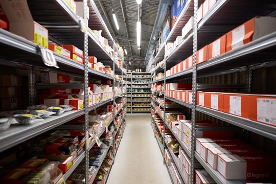 Sortiment Legrand v prodejně elektromateriálu iElektra
