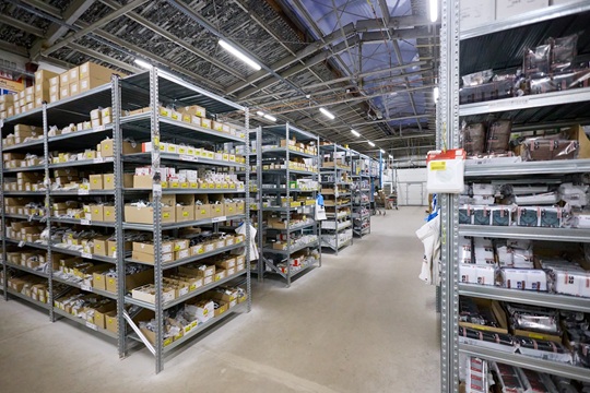 Regály s elektromateriálem v prodejně iElektra